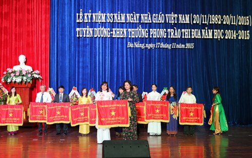 Trường ĐH Đông Á nhận Cờ thi đua xuất sắc 