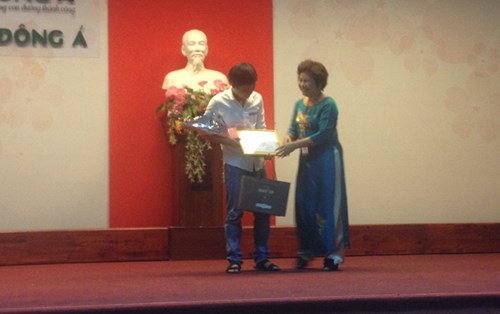 Sinh viên Trần Ngọc Thiện lớp XD12A1.1 được cô Trưởng khoa tặng thưởng vì có thành tích học tập xuất sắc nhất khoa
