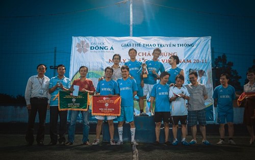 Khoa xây dựng đạt giải nhì giải bóng đá chào mừng ngày nhà giáo Việt Nam