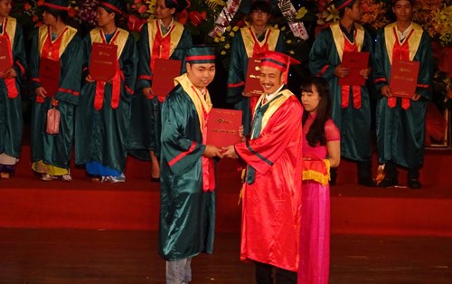 Thầy Hiệu phó trao bằng tốt nghiệp cho sinh viên lớp XD12A3.1