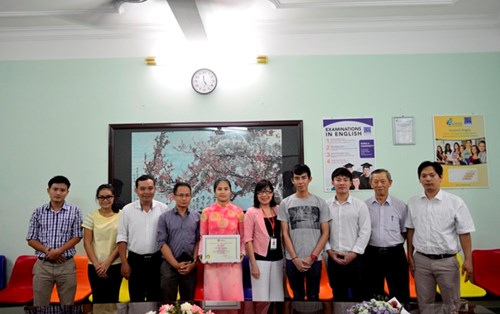 Tổ chức lễ trao chứng nhật tốt nghiệp cho sinh viên Thái Lai thực tập tại trường Đại học Đông Á 