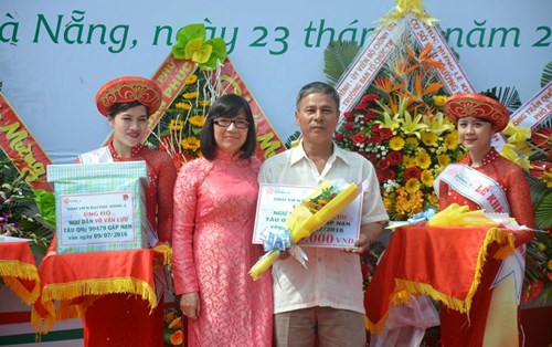 Đại học Đông Á hỗ trợ cho ngư dân bị chìm tàu ở Quảng Ngãi