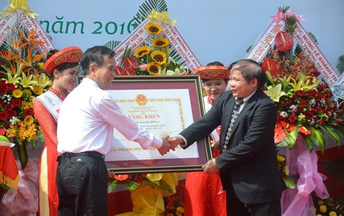 Đại học Đông Á được thứ trưởng Bùi Văn Ga trao tặng bằng khen