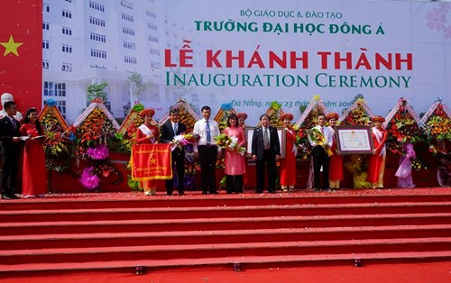 Đại học Đông Á được Bộ Giáo dục và lãnh đạo UBND TP Đà Nẵng trao tặng cơ và bằng khen
