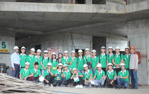 Sinh viên khóa 19 Khoa KT Xây dựng trường Đại học Đông Á tham gia kiến tập tại công trình 