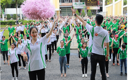 Đồng diễn flash mob gây quỹ vé xe Tết dành tặng sinh viên