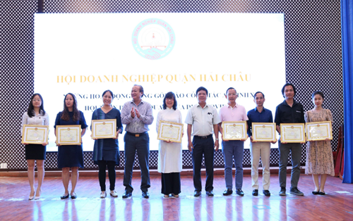 Đại học Đông Á đón nhận Giấy khen về công tác an sinh xã hội mùa Covid-19