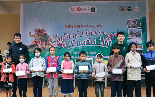 Sinh viên ĐH Đông Á mang “Xuân yêu thương" 2023 đến với học sinh khó khăn Quảng Nam