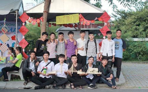 Sinh viên khoa Xây dựng nô nức chuẩn bị cho ngày lễ khai giảng