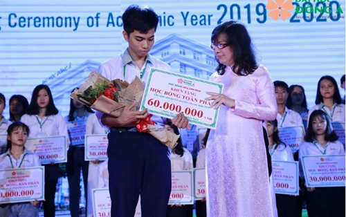 Hai anh em song sinh nhận học bổng toàn phần, bán phần với điểm thi THPT cao