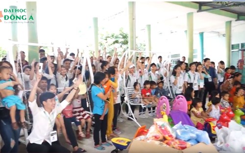 Tặng "Tủ sách hiếu học" đến bạn nhỏ vùng cao nhân năm học mới