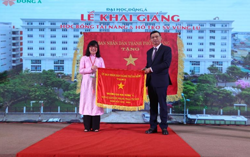 Đại học Đông Á đón nhận Cờ thi đua của Ủy ban nhân dân thành phố Đà Nẵng